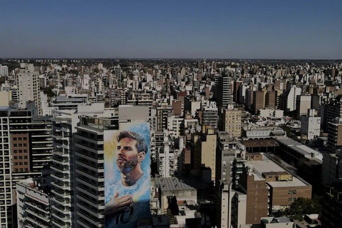 Hình ảnh của cầu thủ Lionel Messi phủ kín mặt tiền của một chung cư ở Rosario, Argentina. Ảnh: AP