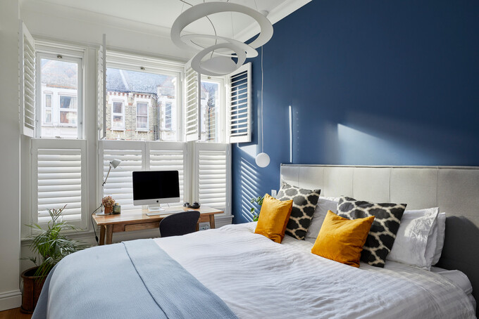 Phòng ngủ sử dụng tone màu trắng xanh, bố trí gần cửa sổ để đón nhiều ánh sáng tự nhiên.