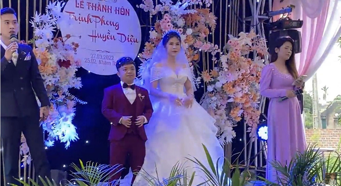Cặp đôi Văn Phong và Huyền Diệu tổ chức đám cưới vào tháng 3 năm ngoái.