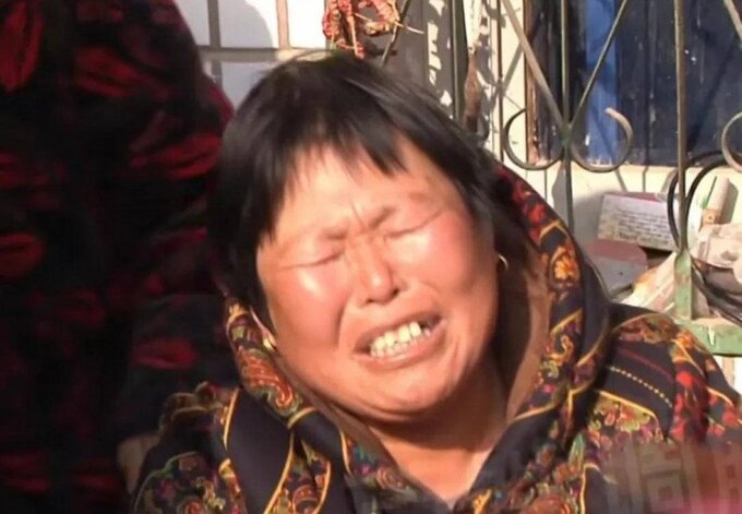 Mẹ chồng Tiểu Hòa uất nghẹn bật khóc khi bị con dâu tạt gáo nươc bẩn vào người.