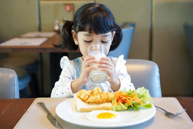 Bữa sáng cho cả trẻ và người lớn đều cần đảm bảo đủ 3 chất đó là carbohydrate + protein + chất xơ. (Ảnh minh họa)