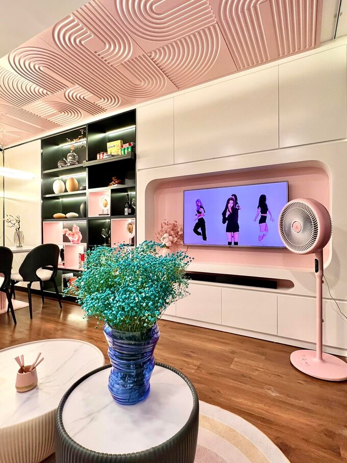 Căn hộ sử dụng nội thất Hàn Quốc, tủ âm tường và tối giản hóa không gian.