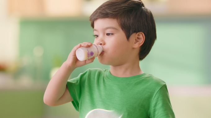 Bổ sung lợi khuẩn có trong sữa chua uống men sống giúp tối ưu hệ vi sinh đường ruột ở trẻ (Ảnh: Vinamik).