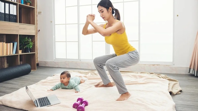 Squat là động tác nhẹ nhàng, đơn giản dành cho mẹ bỉm sữa. Ảnh: Shutterstock.