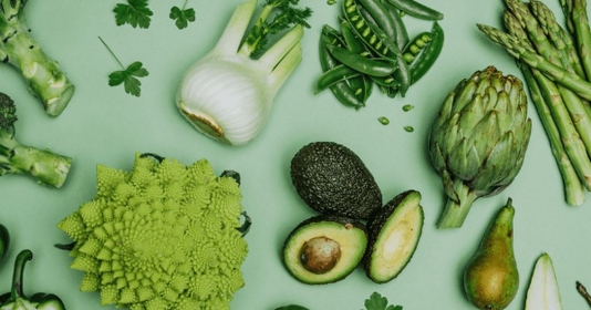 Thực phẩm xanh chứa một lượng lớn chất chống oxy hóa, vitamin và các khoáng chất cần thiết để tái tạo năng lượng.