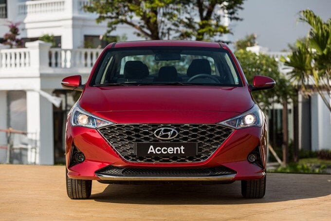 2. Hyundai Accent: Trong tháng 5/2023, Hyundai Accent có doanh số đạt 920 xe đứng vị trí thứ 2 sau Honda City. Lũy kế doanh số từ đầu năm, Hyundai Accent đạt tổng doanh số 5.913 xe đến tay khách hàng. Với doanh số cộng dồn trên, Hyundai Accent vẫn đang dẫn đầu phân khúc sedan cỡ B.