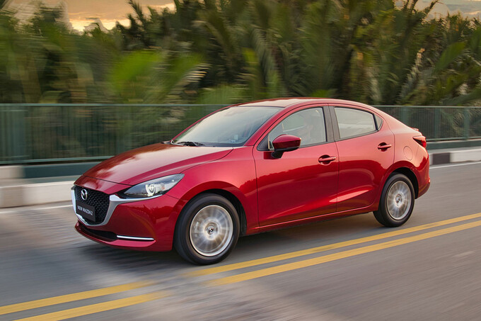 Mazda2 được nhập khẩu nguyên chiếc từ Thái Lan. Xe có 3 phiên bản AT, Luxury và Premium với 2 biến thể sedan và hatchback, giá dao động từ 479-619 triệu đồng.