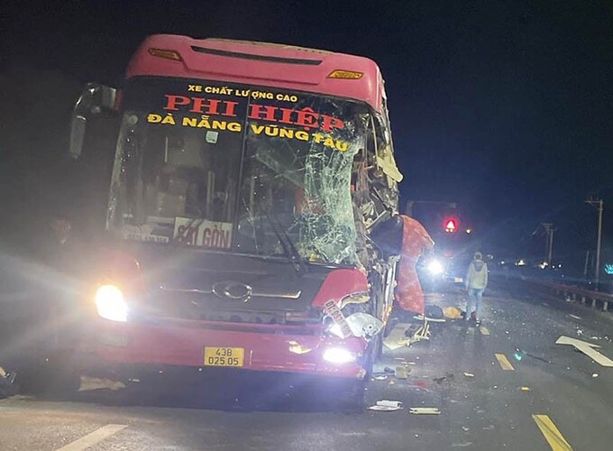 Xe khách biển số Đà Nẵng trong vụ tai nạn. Ảnh: CACC