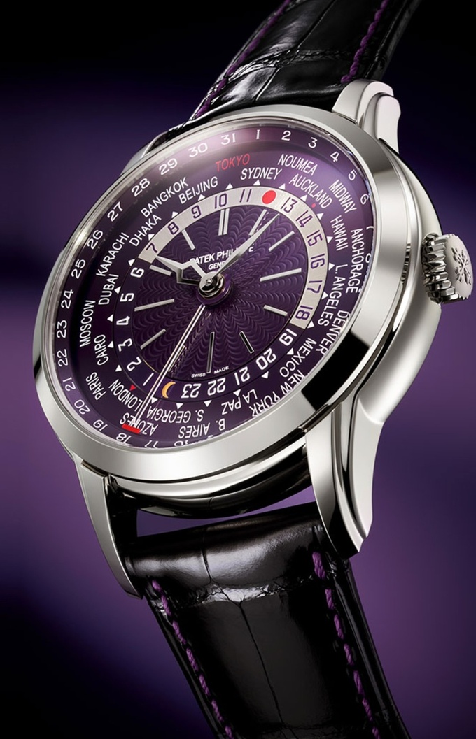 Chiếc đồng hồ World Time Date (ref. 5330G) gây ấn tượng trong buổi triễn lãm đồng hồ của Patek Philippe.