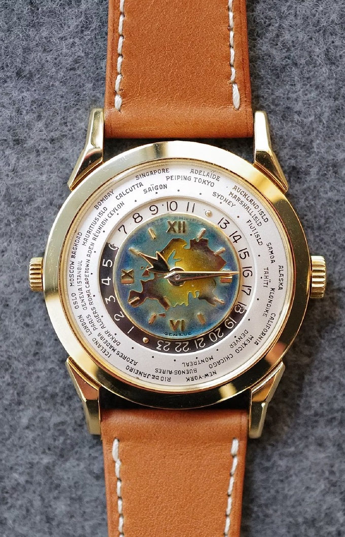 Mẫu đồng hồ 1953 World Time được sản xuất với mặt số bản đồ tráng men cloisonne tinh xảo.