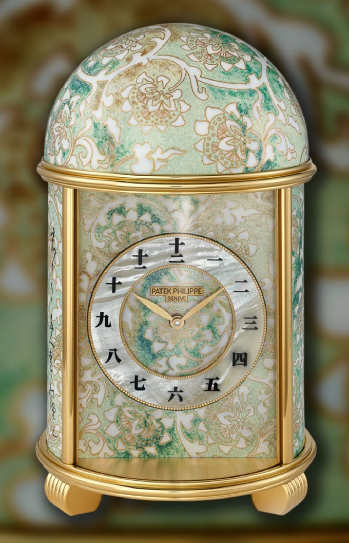 Các chiếc đồng hồ thủ công từ Patek Philippe thu hút sự chú ý trong triễn lãm. Trong ảnh là một trong những kiệt tác được đánh giá đẹp nhất, Calligraphy (ref. 20140M-001).