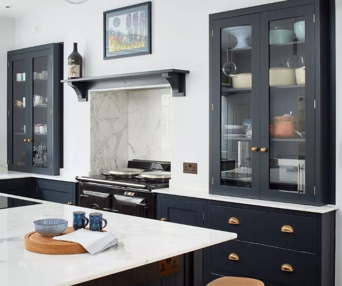 Sự tương phản giữa đá cẩm thạch và tủ bếp sẽ tạo nên cá tính cho căn bếp (Ảnh: Homes & Gardens).