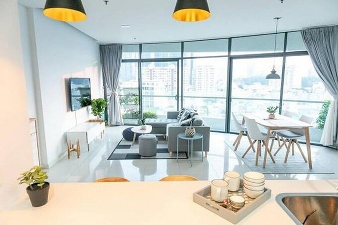 Phòng khách, bếp và bàn ăn được thiết kế liên thông, không vách ngăn khiến căn hộ càng thêm rộng rãi, thoáng sáng hơn. Ảnh: FBNV