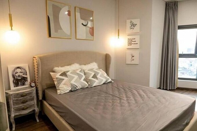 Phòng ngủ bài trí đơn giản với gam màu trung tính. Ảnh: FBNV