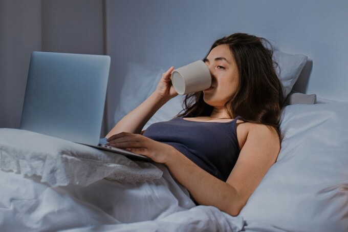 Uống quá nhiều caffeine gây lo lắng, mất ngủ, khiến sự căng thẳng của phụ nữ tăng lên trong thời kỳ kinh nguyệt. Ảnh: Pexels.