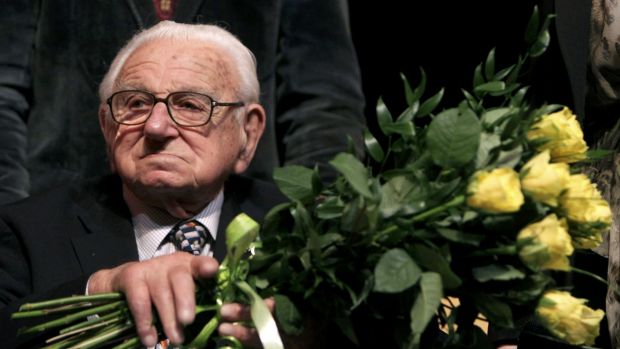 Nicholas Winton đã dùng toàn bộ số tiền tích cóp của mình để cứu thoát hơn 600 đứa trẻ ra khỏi Đức Quốc xã.