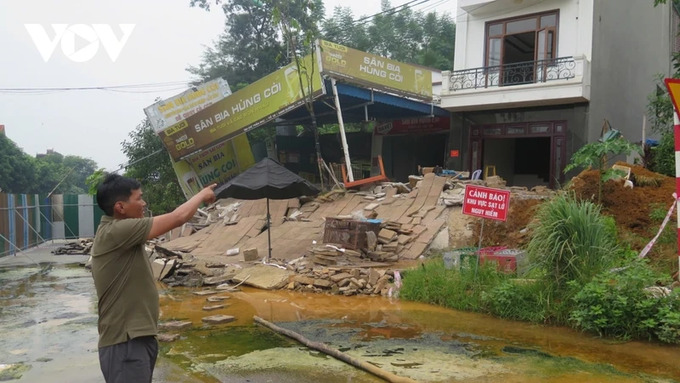 Dãy nhà trên phố Tùng Tung chịu ảnh hưởng bởi sạt lở, sụt lún nghiêm trọng