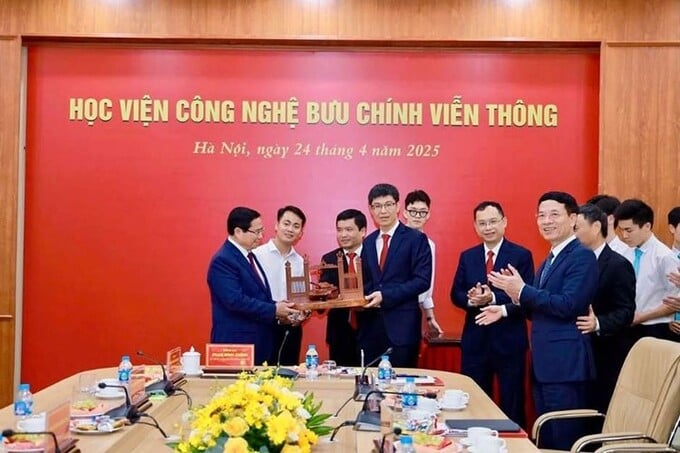 Thủ tướng Chính phủ Phạm Minh Chính đã nhận được một món quà đặc biệt: mô hình xe tăng gỗ do anh Trương Văn Đạo – cựu sinh viên Học viện Công nghệ Bưu chính Viễn thông gửi tặng.
