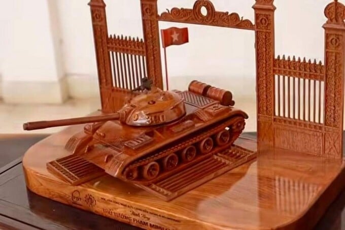 Từng chi tiết từ bánh xích xe, thân vỏ cho đến hoa văn tinh xảo của cổng Dinh đều được gia công tỉ mỉ trên nền chất liệu gỗ.