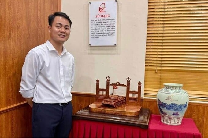 Anh Đạo chia sẻ, cảm xúc khi trực tiếp trao mô hình xe tăng gỗ tặng Thủ tướng là niềm hạnh phúc khó tả.