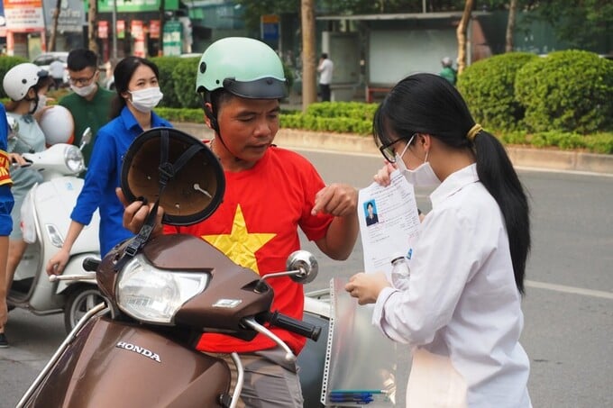 Phụ huynh đưa thí sinh tham dự kỳ thi vào lớp 10 Hà Nội. Ảnh: Mai Loan.