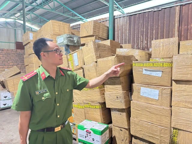 Cơ quan công an thu giữ các sản phẩm thuốc làm chín, phòng ngừa bệnh và bảo quản trái sầu riêng