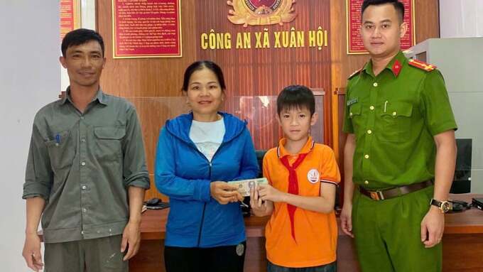 Em Hoàng Đức Duy (11 tuổi, học sinh lớp 5B, Trường Tiểu học Xuân Hội) đã trao trả 61 triệu đồng cho người đánh rơi