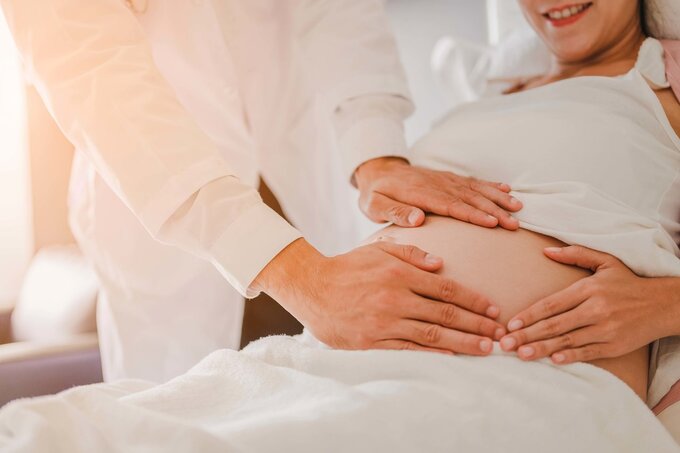 Nam, nữ nên kết hôn trước 30 tuổi và sinh con thứ 2 trước 35 tuổi (Ảnh minh họa)
