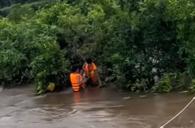 Lực lượng chức năng tìm kiếm các nạn nhân.