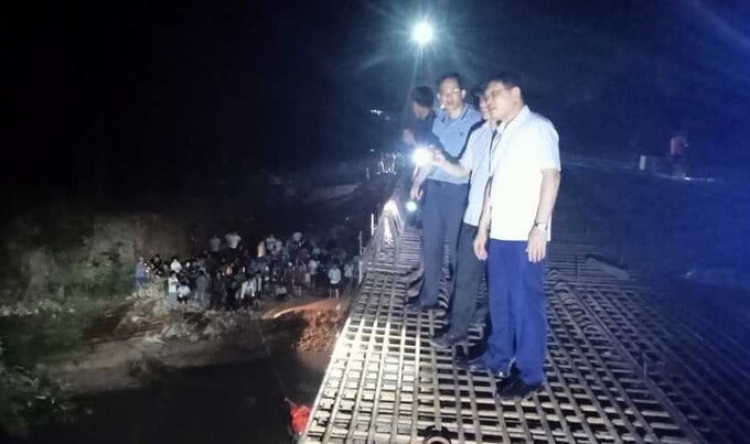 Ông Nghiêm Xuân Cường, Phó Chủ tịch UBND tỉnh Quảng Ninh tại hiện trường chỉ đạo tìm kiếm.
