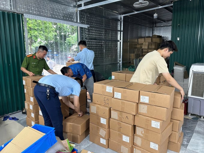 Lực lượng chức năng kiểm tra kho hàng của Công ty TNHH Dược mỹ phẩm Ngân Korea. (Ảnh Cục Quản lý và Phát triển thị trường trong nước)