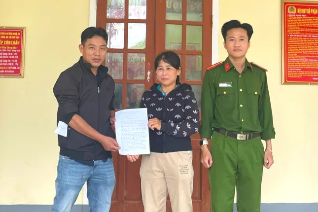 Trước sự chứng kiến của đại diện Công an xã Bình Hợp, chị Nguyễn Hải Thủy đã chuyển trả toàn bộ số tiền gần 900 triệu đồng cho anh Lê Minh Trí.