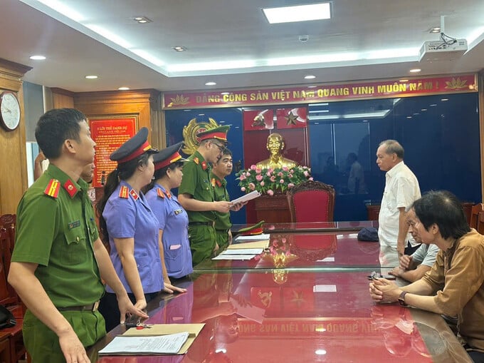 Một trong số các bị can bị khởi tố.