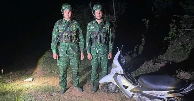 Lực lượng biên phòng phát hiện và thu giữ 18kg vàng thỏi tại khu vực biên giới. Ảnh: BĐBP