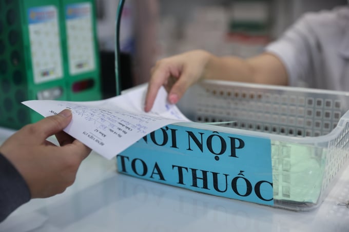 Nhân viên y tế tại nhà thuốc Bệnh viện Quân y 175 phát thuốc cho bệnh nhân. Ảnh: Quỳnh Trần