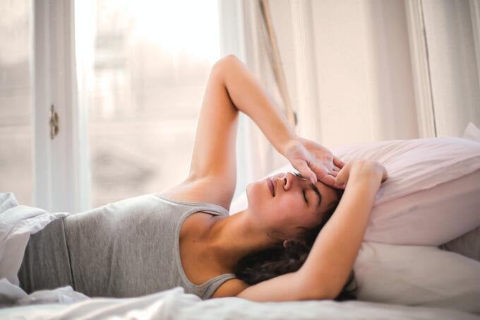 Để tóc ướt khi ngủ có thể gây kích ứng da