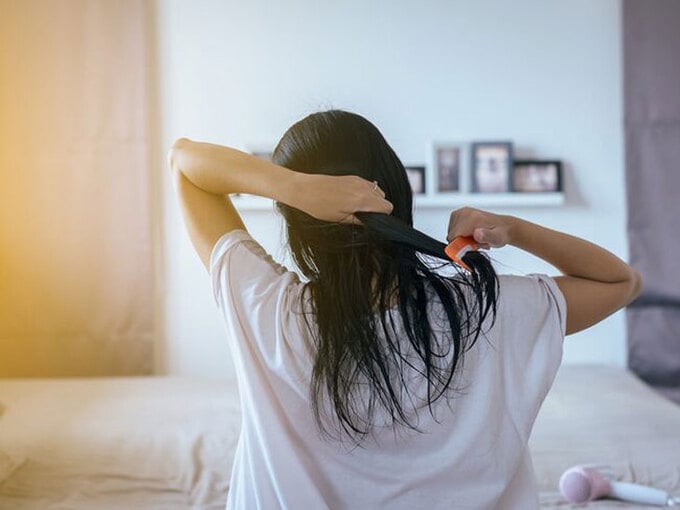 Để tóc ướt đi ngủ sẽ làm sức khoẻ bị ảnh hưởng