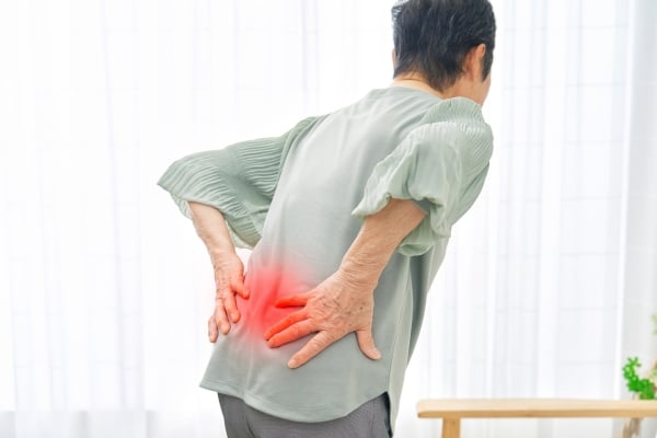  Đau thận thường không cải thiện khi nghỉ ngơi, xoa bóp hoặc kéo giãn.