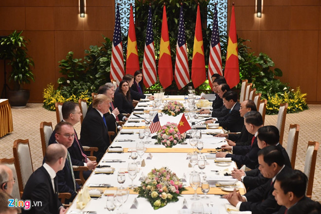 Thủ tướng Nguyễn Xuân Phúc và Tổng thống Mỹ Donald Trump và phái đoàn hai bên dùng bữa trưa ngày 27/2. Ảnh: Hoàng Hà