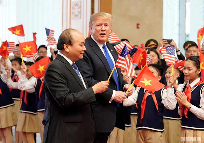 Phút thân thiện của Tổng thống Trump tại Hà Nội Trước cuộc hội kiến với Thủ tướng Nguyễn Xuân Phúc, Tổng thống Mỹ Donald Trump chào hỏi các em thiếu nhi và khen trụ sở Chính phủ của Việt Nam rất đẹp.