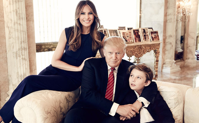 Tổng thống Trump mặc vest khi chụp hình cùng vợ và cậu con trai yêu quý của mình. (Ảnh: Internet)