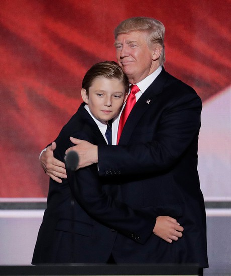 Khi xuất hiện cùng cậu con trai, con trai ông từ nhỏ đã diện vest giống cha. (Ảnh: Internet)