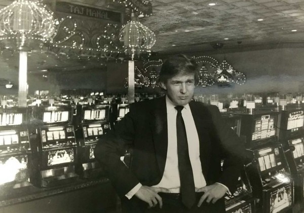 Ông Trump tại một sòng bạc mà ông sở hữu ở thành phố Atlantic, New Jersey vào những năm 1990. Trông ông vô cùng lịch lãm với bộ vest đen. (Ảnh: Saostar.vn)