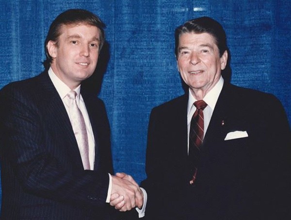 Bức ảnh ông Trump và Tổng thống Reagan - vị Tổng thống thứ 40 của Mỹ - được chụp vào thập niên 80 có thể thấy tất cả trang phục suit luôn được ông chọn mặc triệt để.(Ảnh: Saostar.vn)