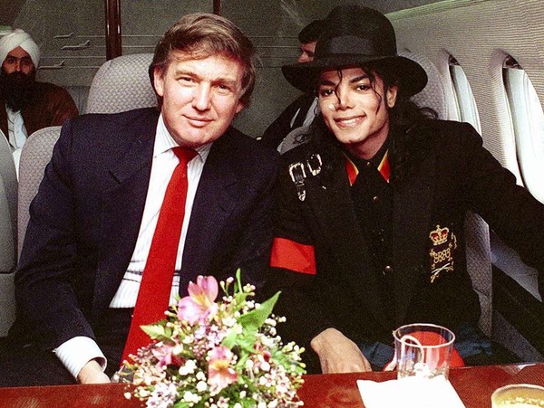 Donald Trump chụp hình ông hoàng nhạc Pop quá cố Michael Jackson , nổi bật trong trang phục của ông Trump là chiếc cà vạt màu đỏ.
