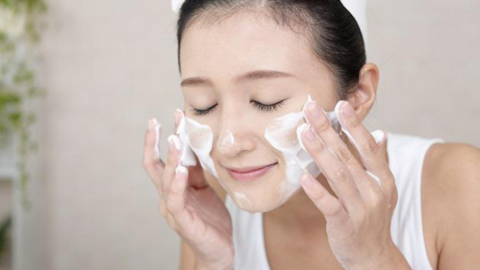 Để bảo vệ làn da, bạn nên sử dụng sữa rửa mặt dịu nhẹ, không chứa xà phòng - Ảnh: Internet