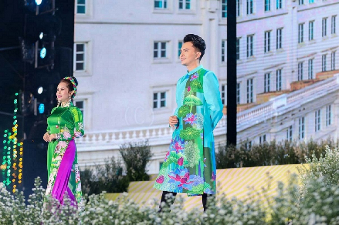 Ca sĩ Nam Cường tự tin catwalk với bộ áo dài của NTK Việt Hùng