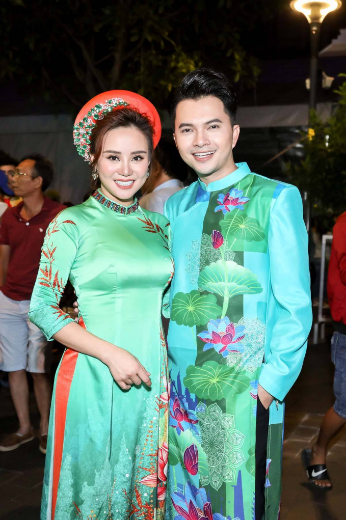 Ca sĩ Vy Oanh xinh đẹp trong tà áo dài truyền thống bên cạnh Nam Cường