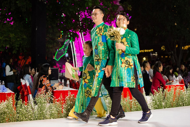 Ca sĩ Hoàng Bách hai bé Tê Giác, Meo Meo trình diễn áo dài của nhà thiết kế Thuận Việt.