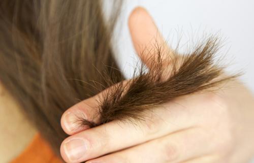 Vaseline còn có công dụng phục hồi mái tóc khô xơ trở nên bồng bềnh, mềm mượt - Ảnh: Internet